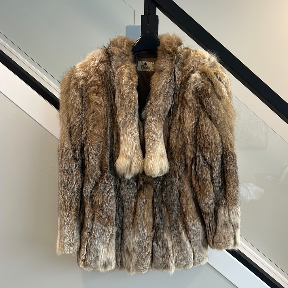 Elegant Women's short Lynx Fur coat